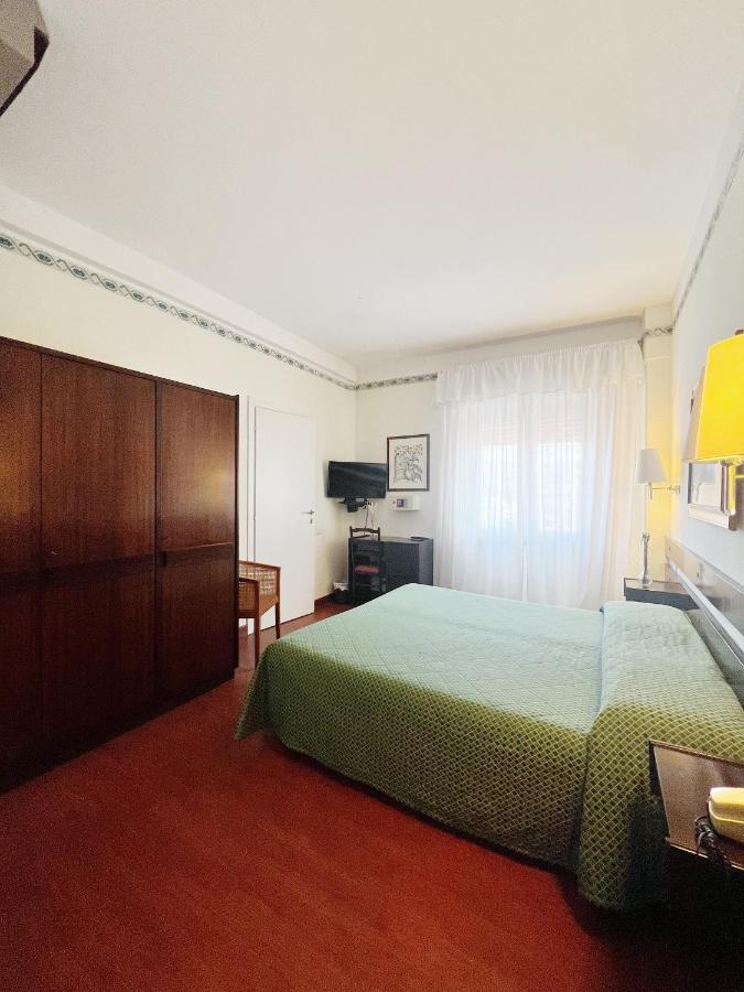 לידו די קאמאיורה Hotel Piccadilly מראה חיצוני תמונה