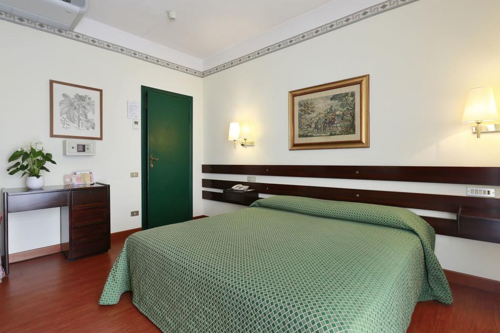 לידו די קאמאיורה Hotel Piccadilly מראה חיצוני תמונה